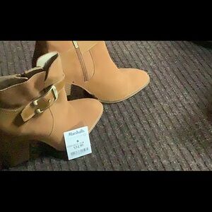 Woman’s size 8 boots